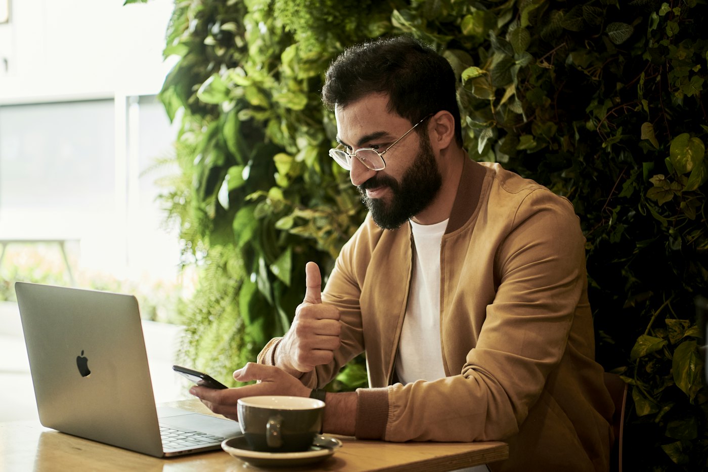 Reader subscribing to a digital newspaper on a laptop