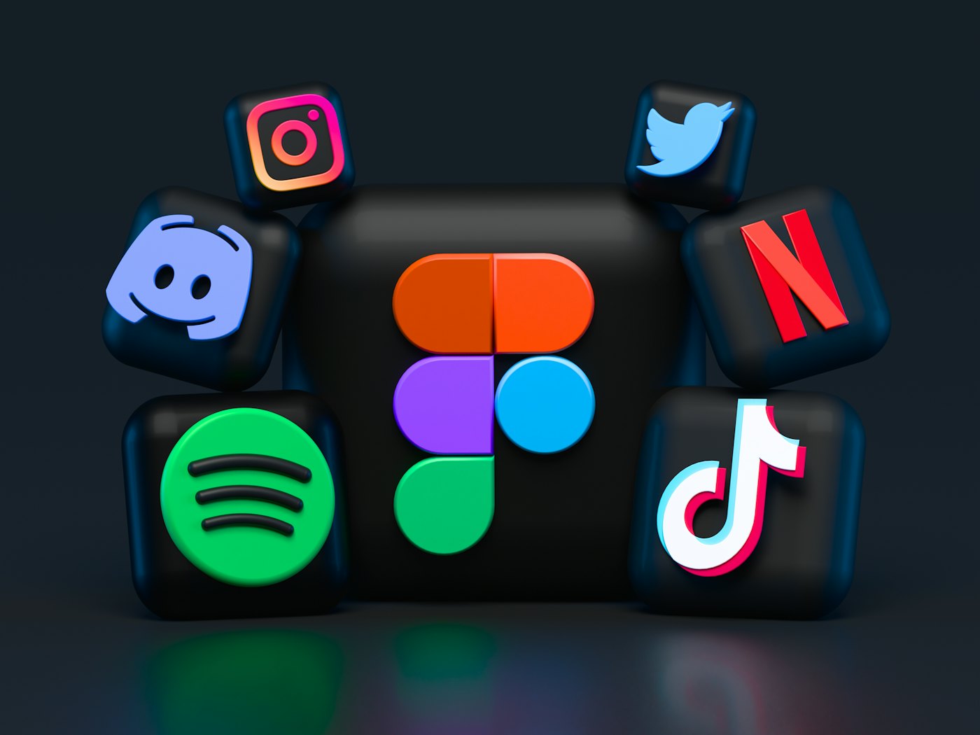 Social media icons including WhatsApp, representing the core of the strategy